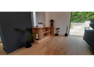 salle maison avec meuble en bois