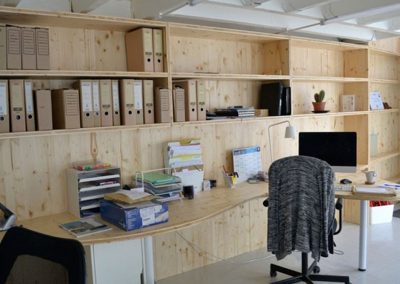 bureau avec mobilier en bois
